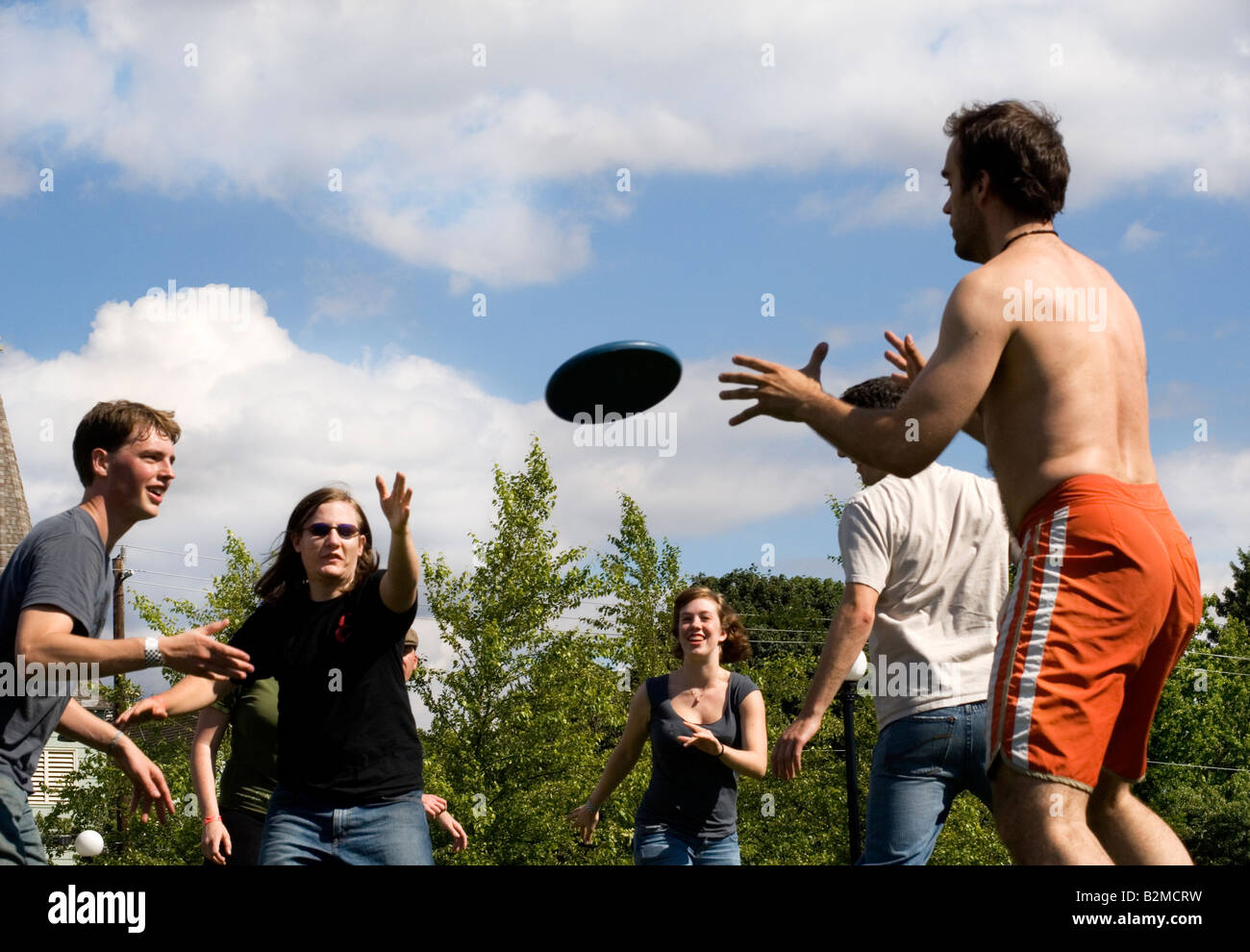 Groupe de personnes qui jouent au Frisbee le parc. Banque D'Images
