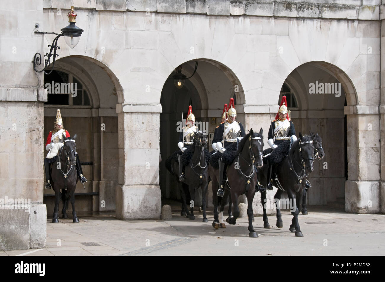 Canada Horse Guards entrant dans cour intérieure de l'édifice des Horse Guards à Whitehall, Londres Banque D'Images