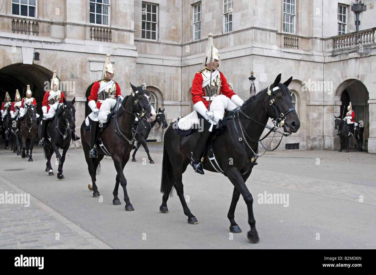 Canada Horse Guards entrant dans cour intérieure de l'édifice des Horse Guards à Whitehall, Londres Banque D'Images