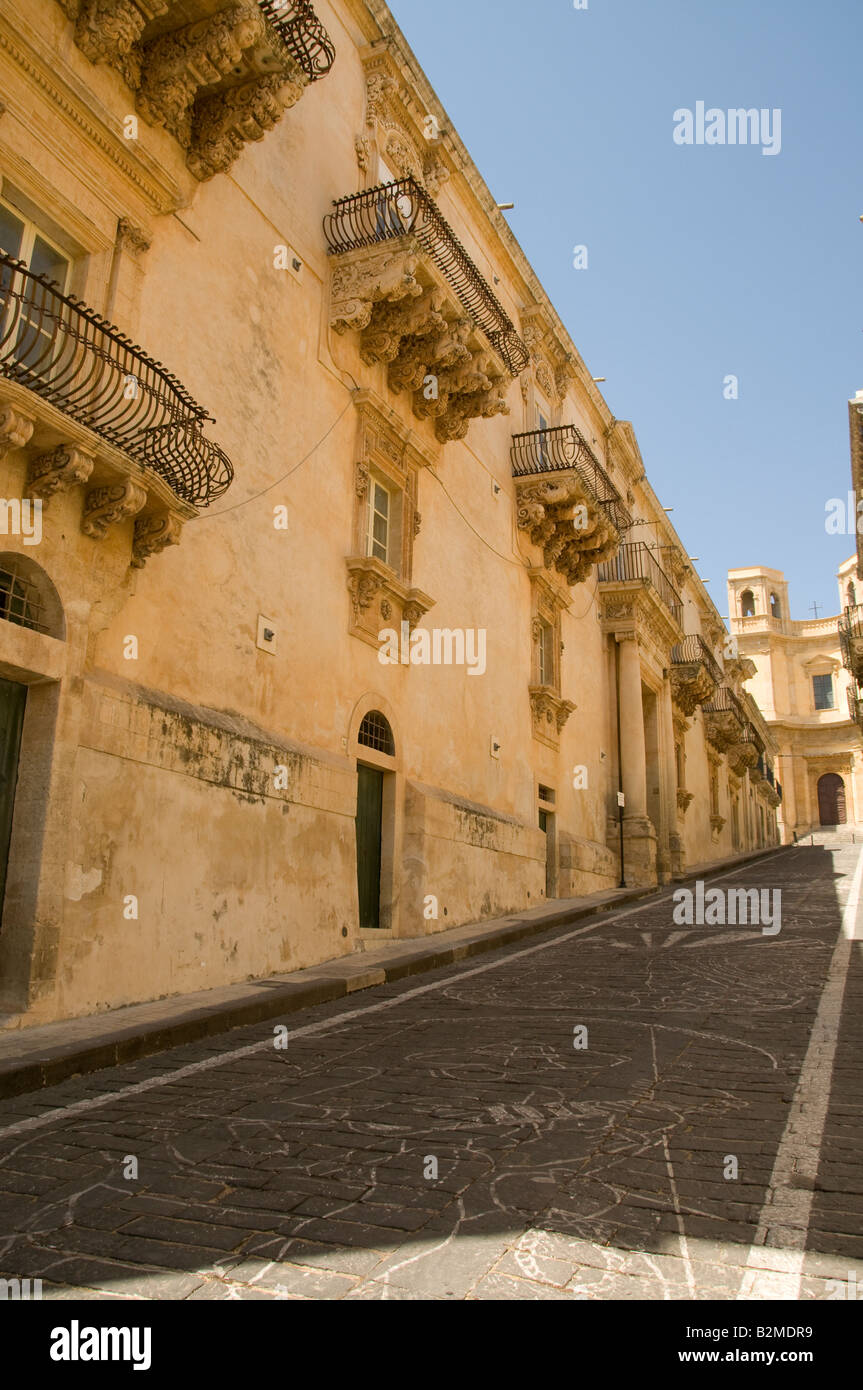 Balcons ornés, Noto, Sicile, Italie Banque D'Images