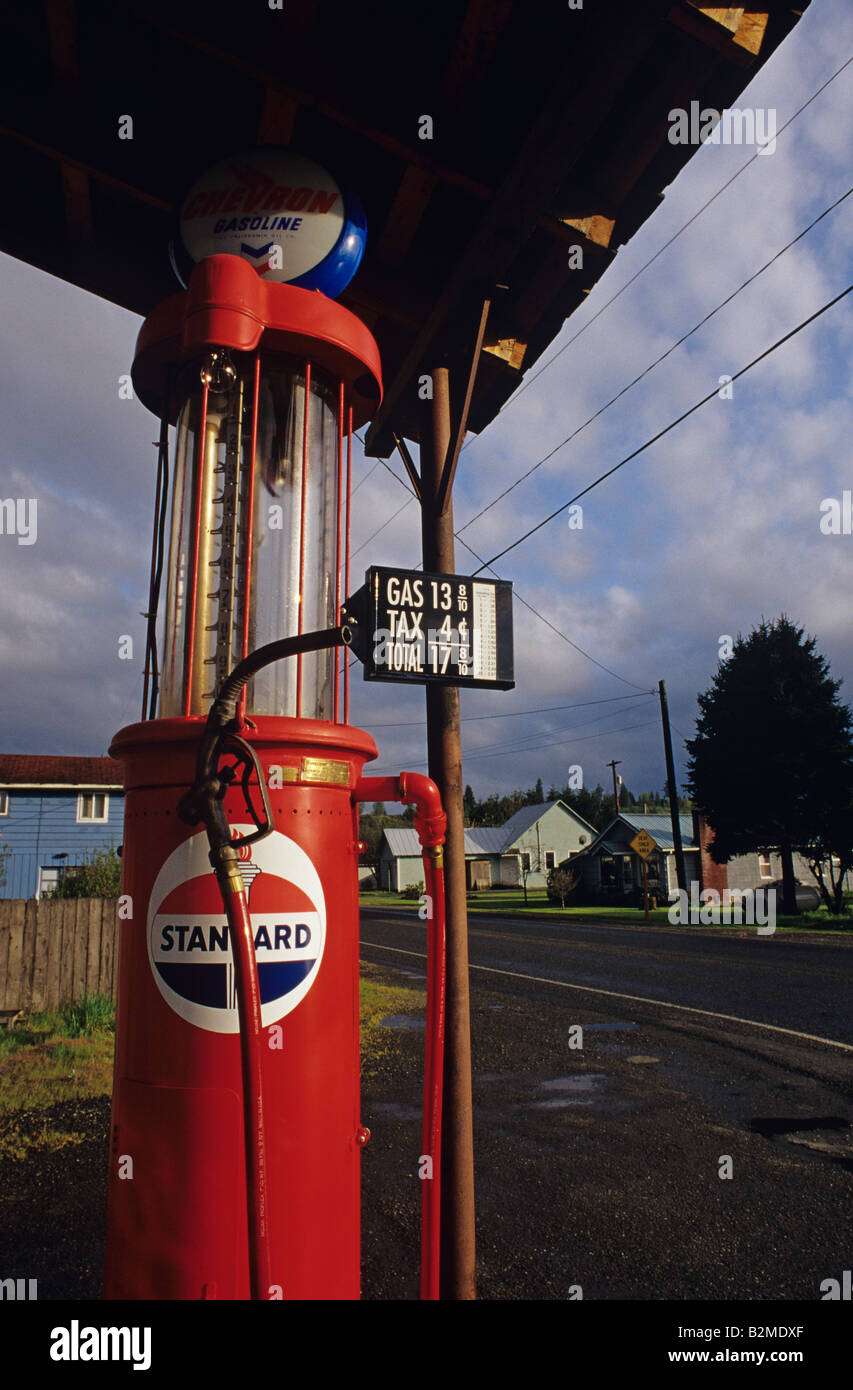 Station essence historique close up de l'ancien gaz pompe avec du gaz bon marché : les panneaux affichés au coucher du soleil de l'État de Washington USA Galvin Banque D'Images