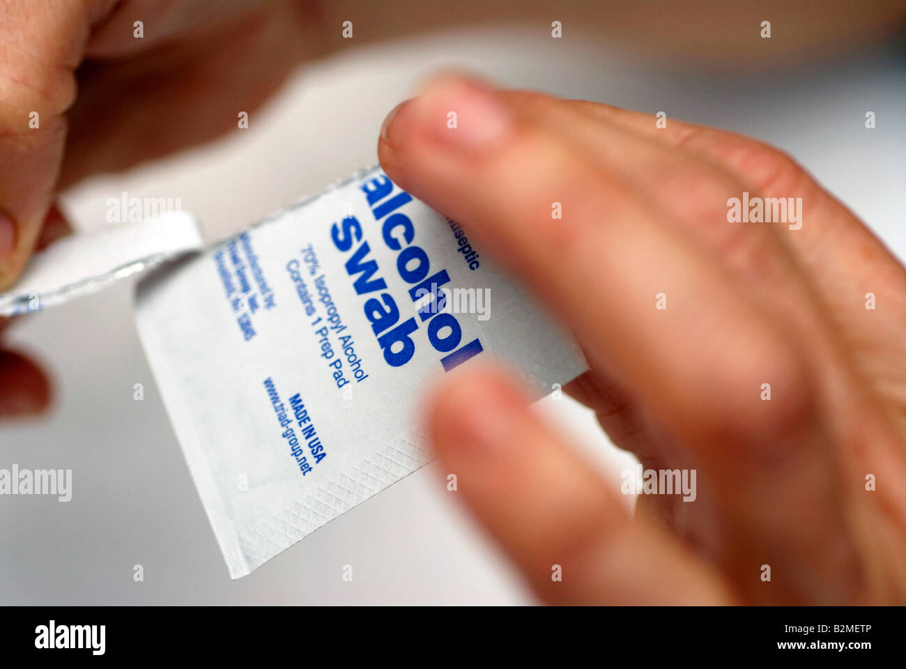 À l'aide de diabétiques tampon imbibé d'alcool pour désinfecter le bouchon  de bouteille d'insuline et le doigt Photo Stock - Alamy
