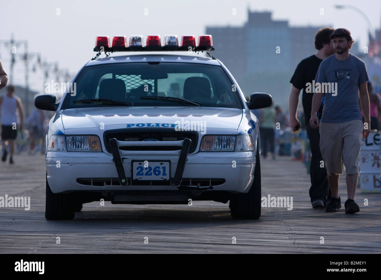 Une Ford Crown Victoria Police garée sur le trottoir de Coney Island à Brooklyn, New York. Banque D'Images