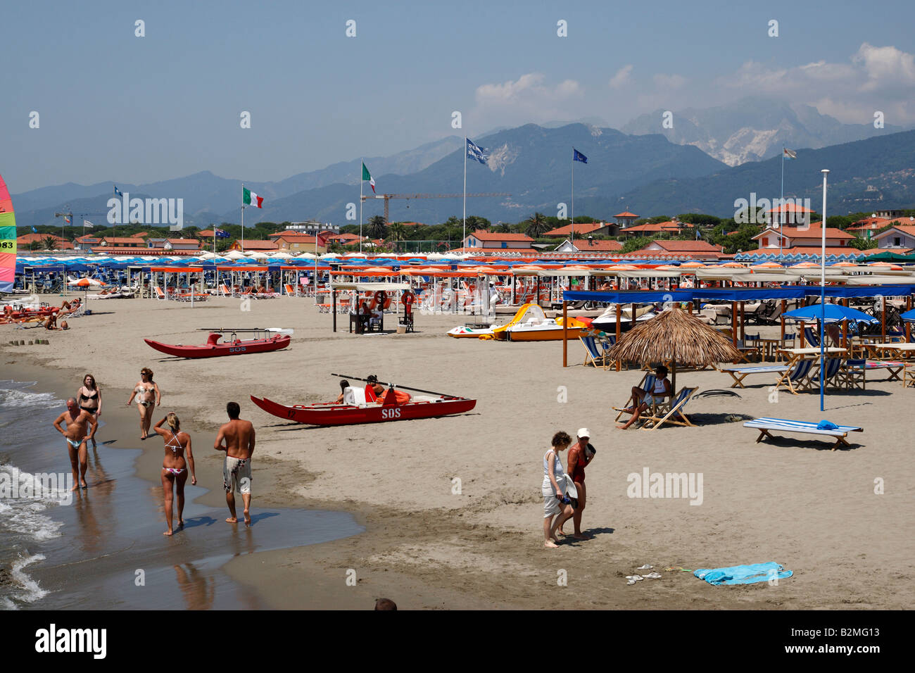 Vue sur la plage principale Forte dei Marmi versilia lucca toscane côte nord de l'Italie Europe Banque D'Images