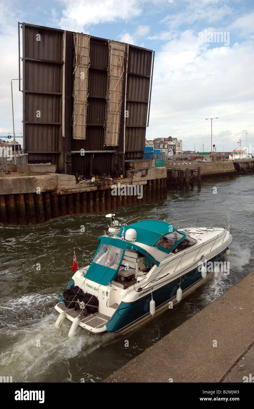 Motor Cruiser qui passe sous le pont à bascule à Lowestoft, Suffolk, UK Banque D'Images