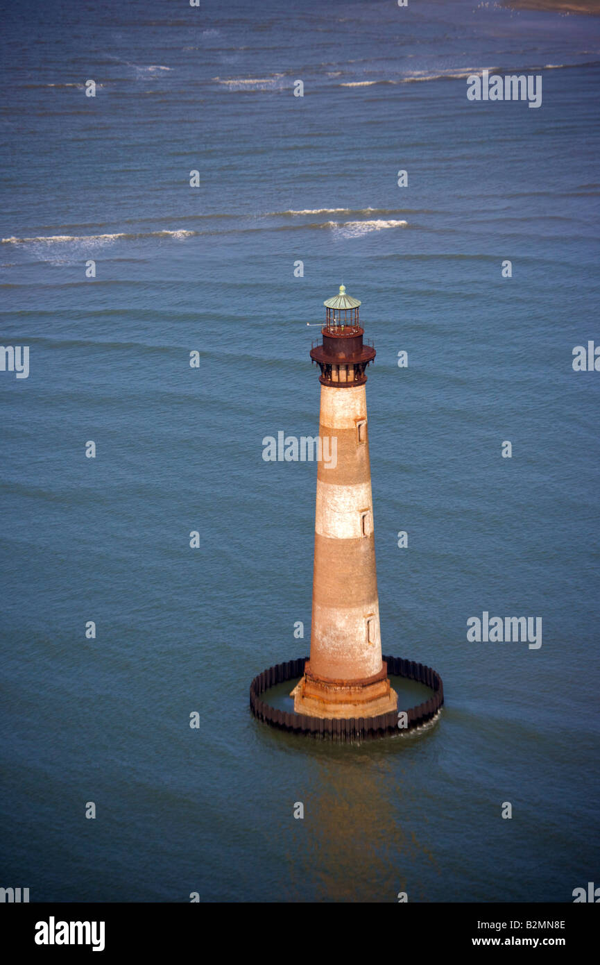 Le phare sur l'Île Morris en Caroline du Sud. La lumière est sur le côté sud de l'entrée à Charleston Harbor Banque D'Images