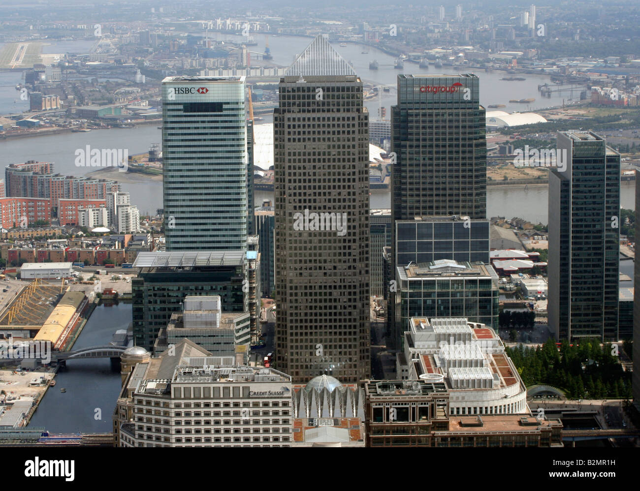 Une vue aérienne à l'est de Canary Wharf London Docklands avec Londres City Airport de la distance Banque D'Images