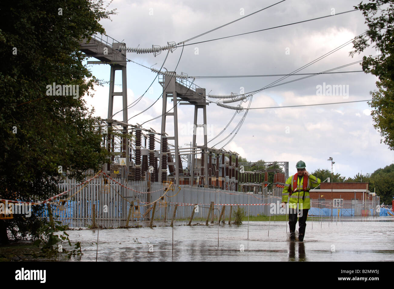 Un ingénieur d'alimentation FILTRE LA CRUE À LA SOUS-station électrique WALHAM À Gloucester, qui était sous la menace d'INONDATION Banque D'Images