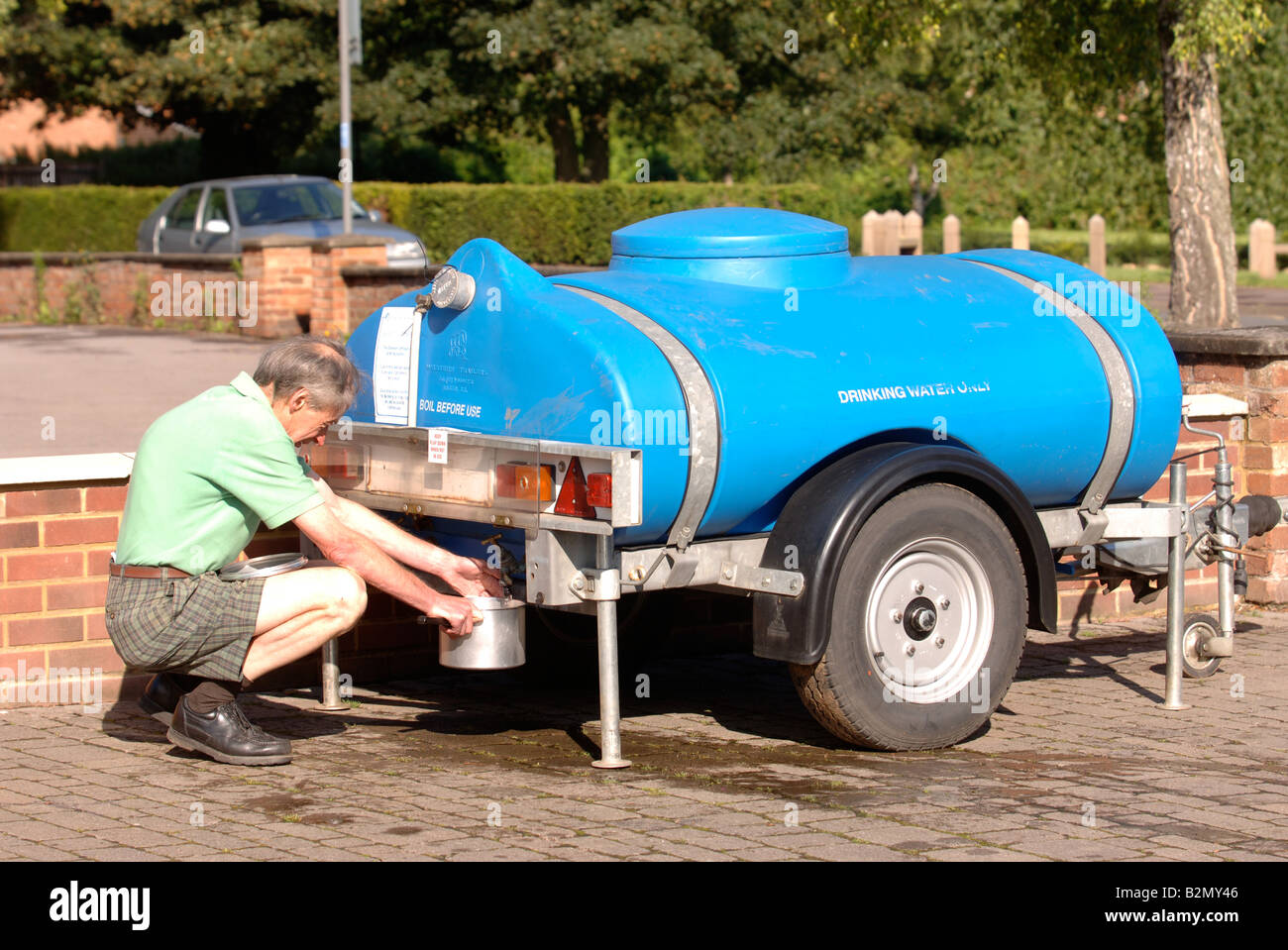 Un BOWSER DANS GLOUCESTER FOURNISSANT DE L'EAU POTABLE AUX RÉSIDENTS OÙ L'ALIMENTATION SECTEUR EST CONTAMINÉ PAR LA CHEMINÉE Banque D'Images