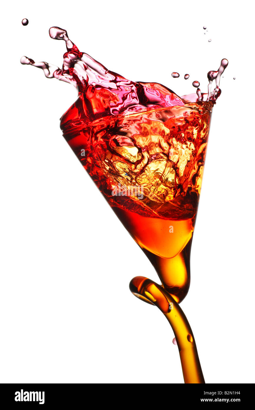 Verre élégant de couleur rose avec boissons Banque D'Images
