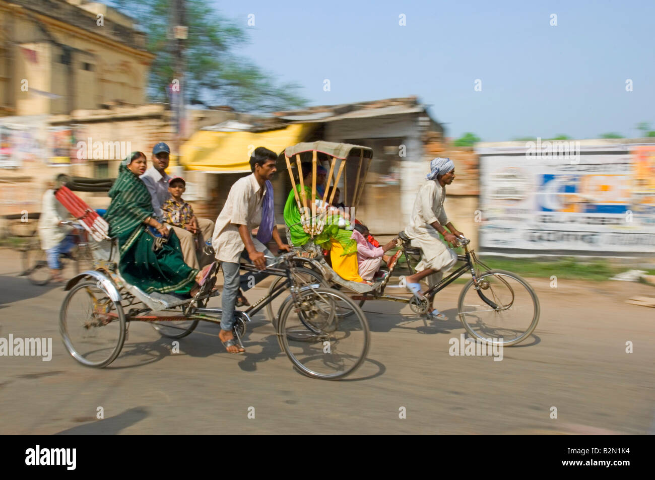 Deux vélos-pousse et les passagers à Varanasi. Vitesse d'obturation lente et le panoramique de flou. Banque D'Images