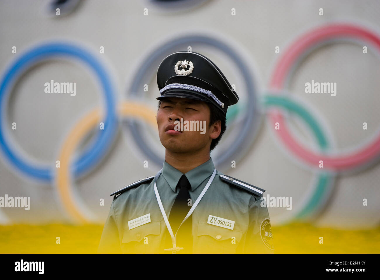 Un soldat chinois en arrière-plan de l'Olimpics symbole - prises de la Place Tiananmen, centre de Beijing, Chine. Banque D'Images