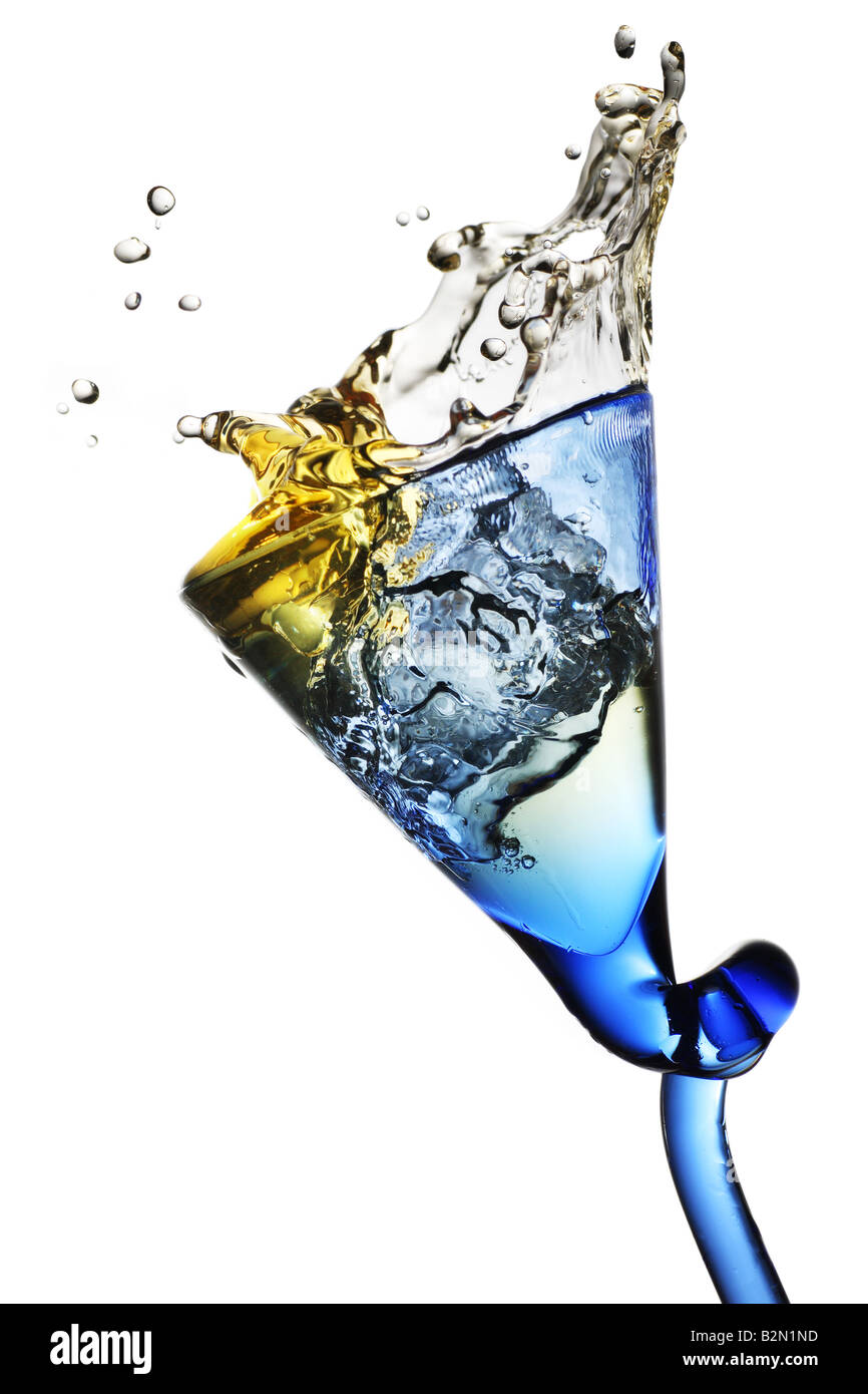 Verre élégant de couleur pâle avec boissons Banque D'Images
