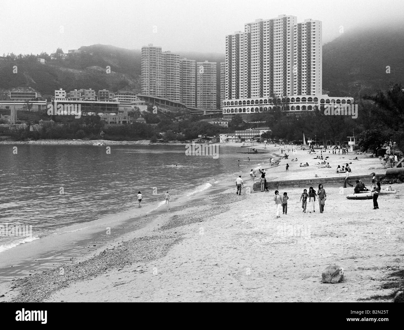 La plage de Repulse Bay, Hong Kong dans le brouillard de printemps 1979 Banque D'Images