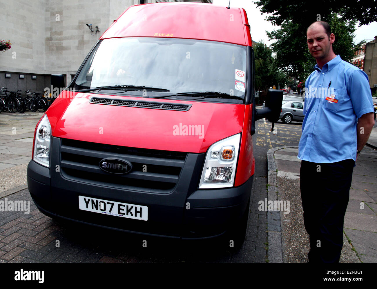 Postman avec bouilloire Royal Mail delivery van sur test Banque D'Images
