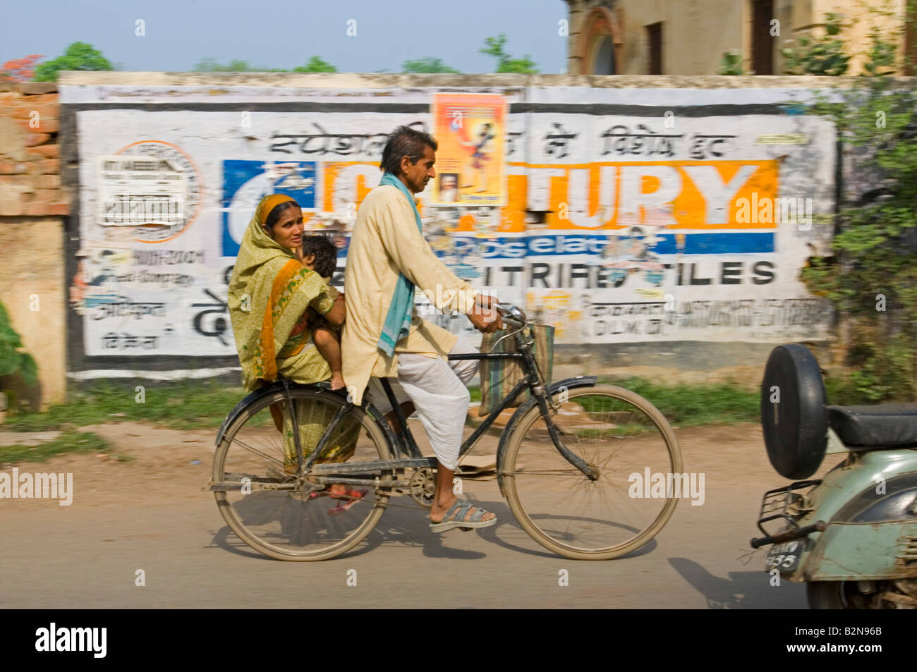 Une famille indienne sur une bicyclette à Varanasi. Vitesse d'obturation lente et le panoramique de flou. Banque D'Images