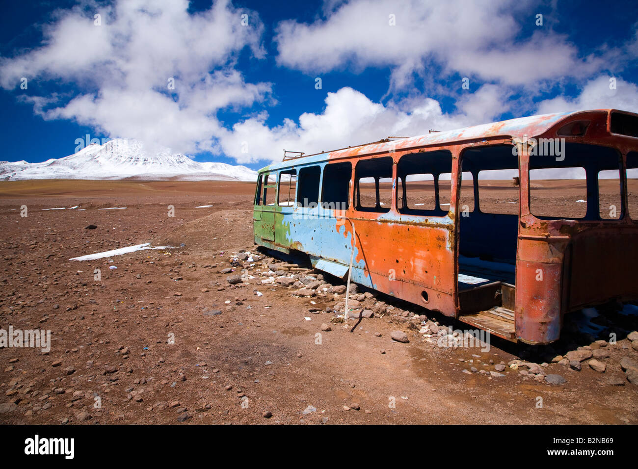 La Bolivie Altiplano sud Portezuelo del Cajón Abandonded rustin shell bus près de la frontière du Chili Banque D'Images