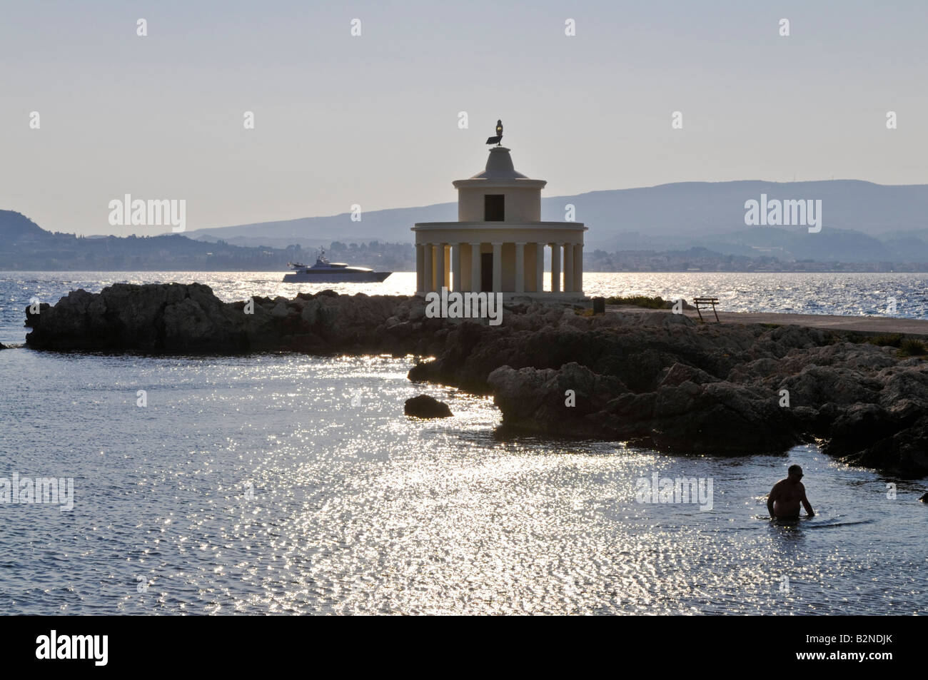 Le Agios Theodoros phare à l'entrée de la baie d'Argostoli. Cephallonia, Grèce Banque D'Images
