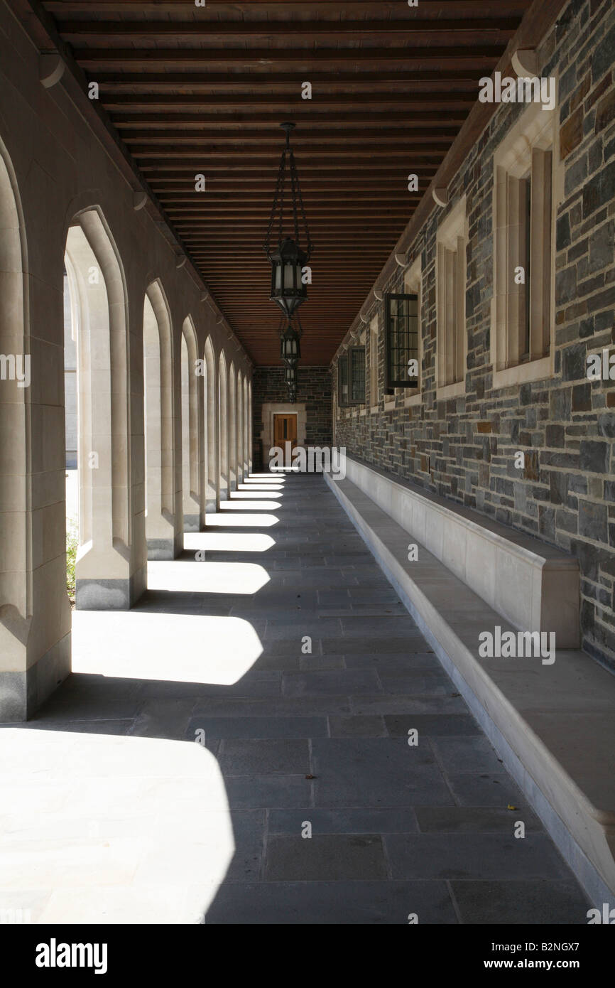Cloître Wright une allée de dalles sur le côté sud de North Hall, Whitman College, l'Université de Princeton. Banque D'Images