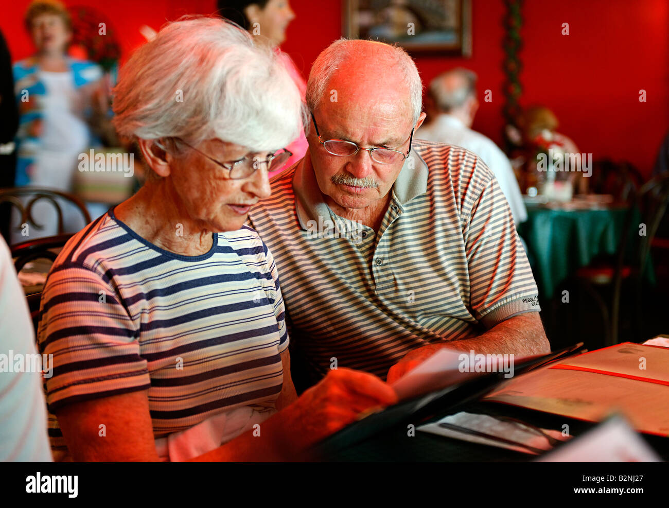 Couple de l'examen d'un menu de restaurant Banque D'Images