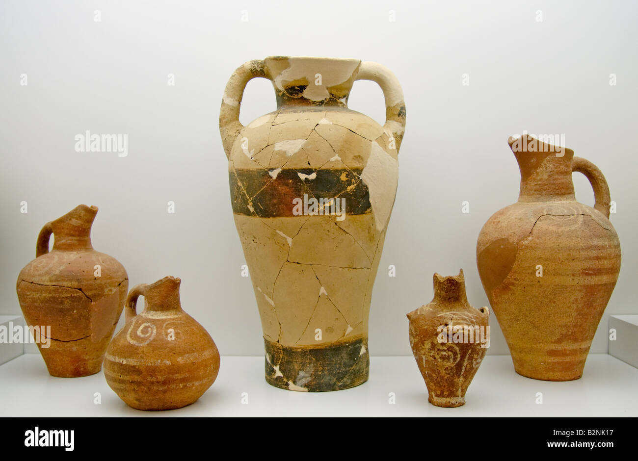 Agios Nikolaos, Crète, Grèce. Musée archéologique. Des pots d'argile de la Palais Minoen de Malia (1800-1700BC) Banque D'Images
