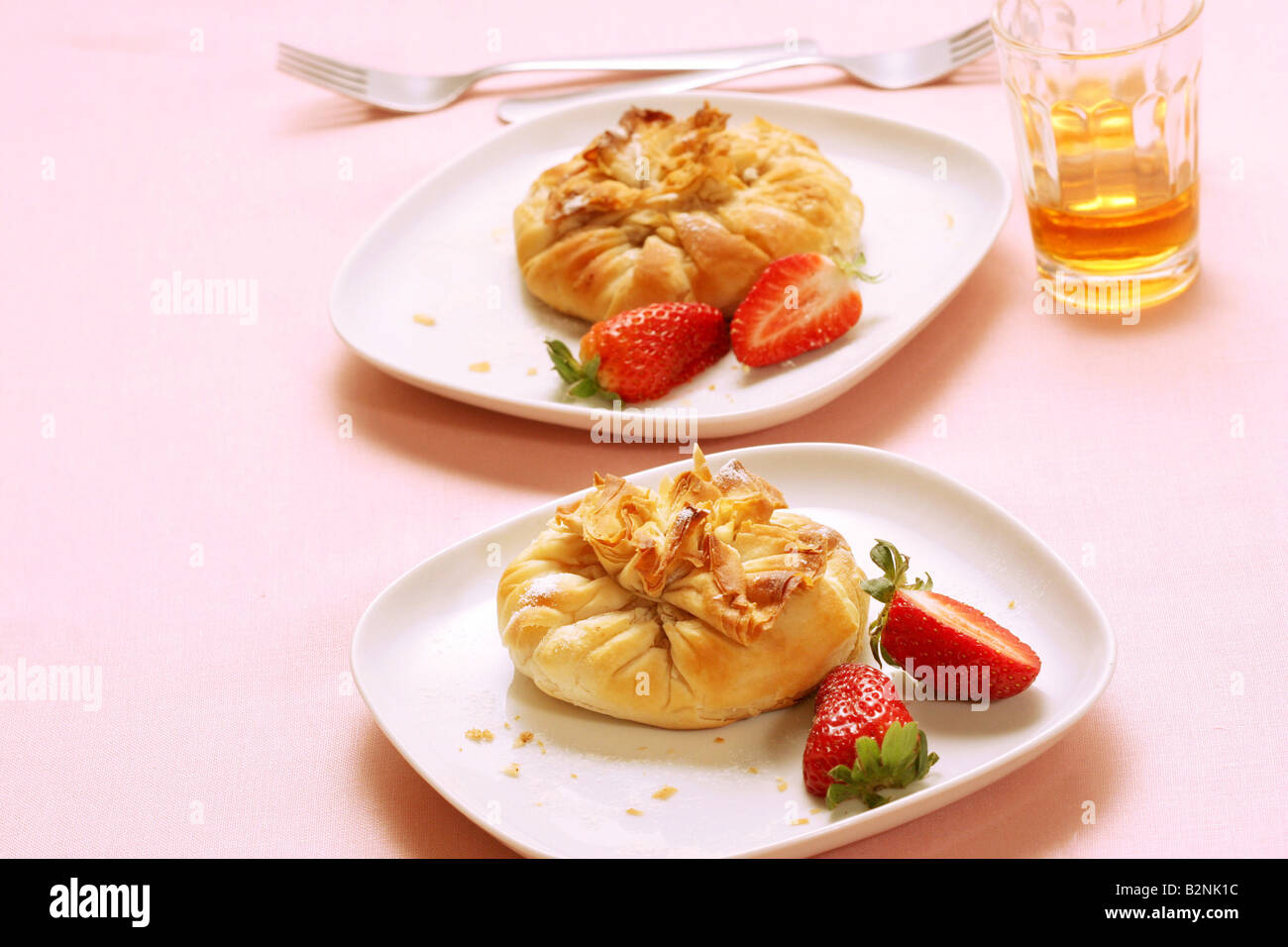 Sac avec pâte feuilletée crème aux fraises, Italie Banque D'Images