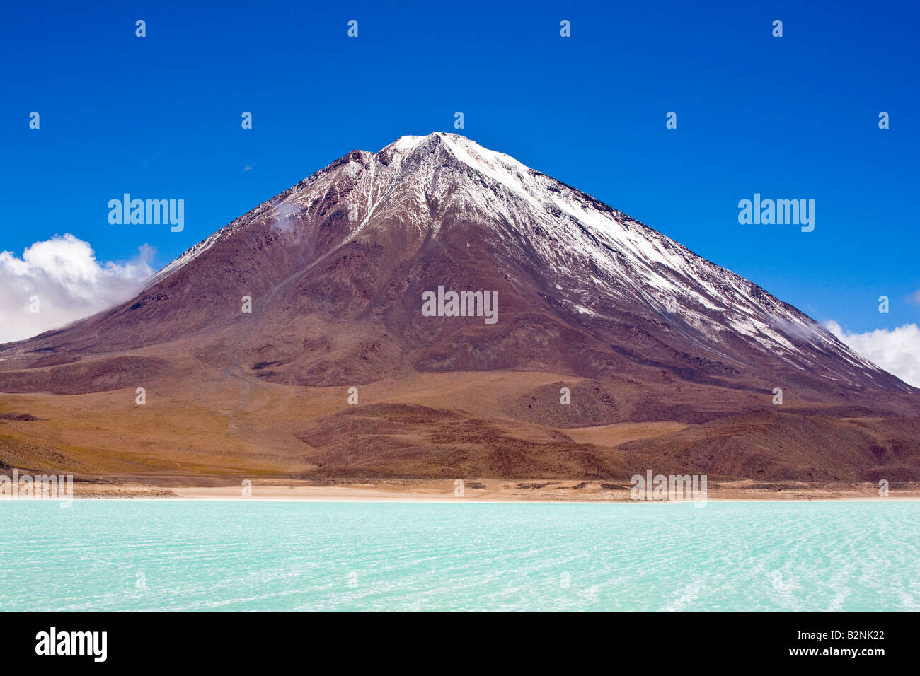 Le sud de la Bolivie Altiplano Laguna Verde Laguna Verde et volcan Licancabur Banque D'Images