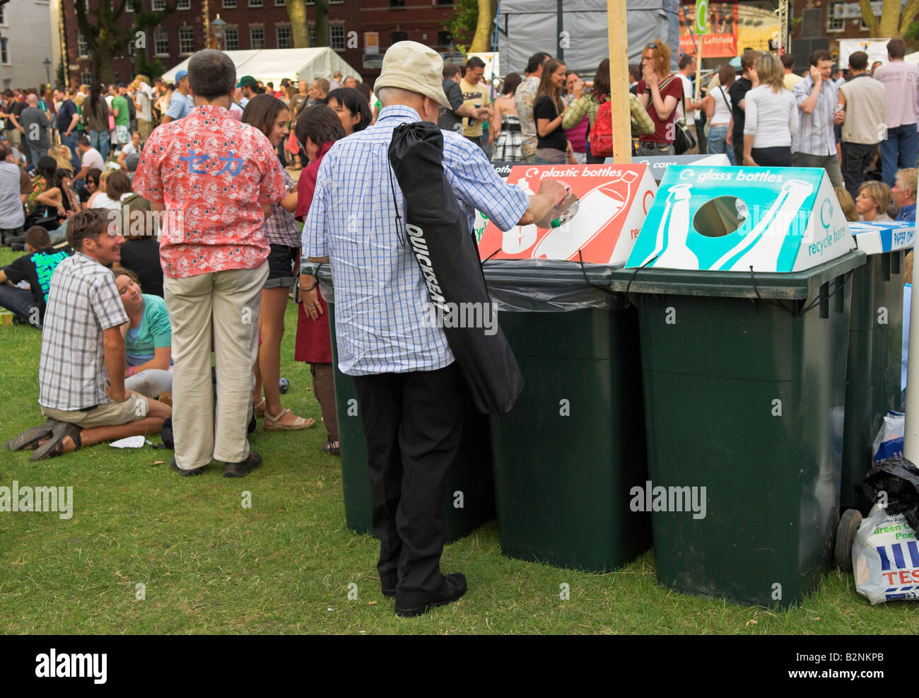 Homme plus âgé l'élimination des boîtes de recyclage de bouteilles en plastique à l'extérieur festival UK Bristol harbour festival Banque D'Images
