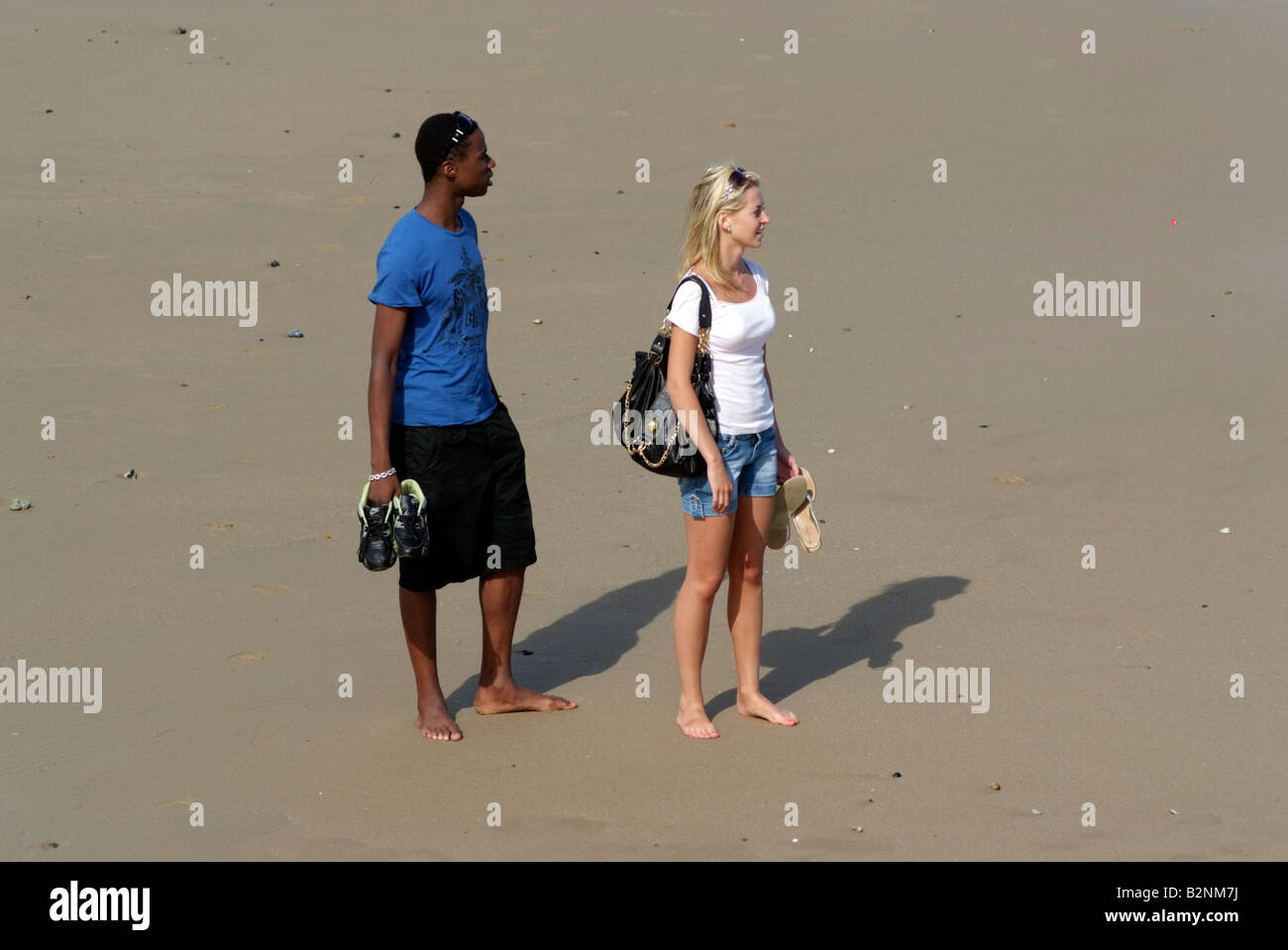 Homme Noir Et Blanc Femme Sur La Plage Au Bord De La Mer