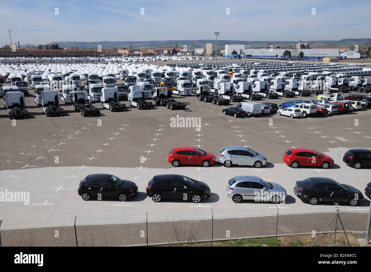 Véhicule énorme dépôt de distribution à Venta de Baños près de Palencia, en Espagne, de Voitures, camions camions sont stockés ici Banque D'Images