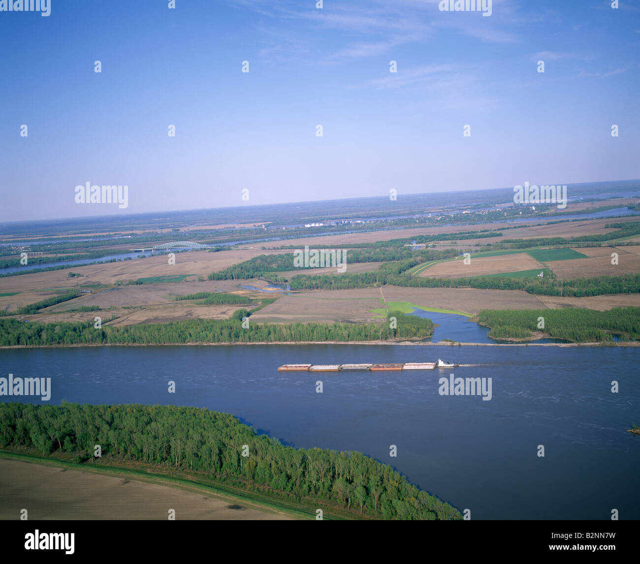 Bateaux DE REMORQUAGE ET DES CHALANDS SUR LA RIVIÈRE MISSISSIPPI DÉMÉNAGEMENT EN AMONT L'ILLINOIS Banque D'Images