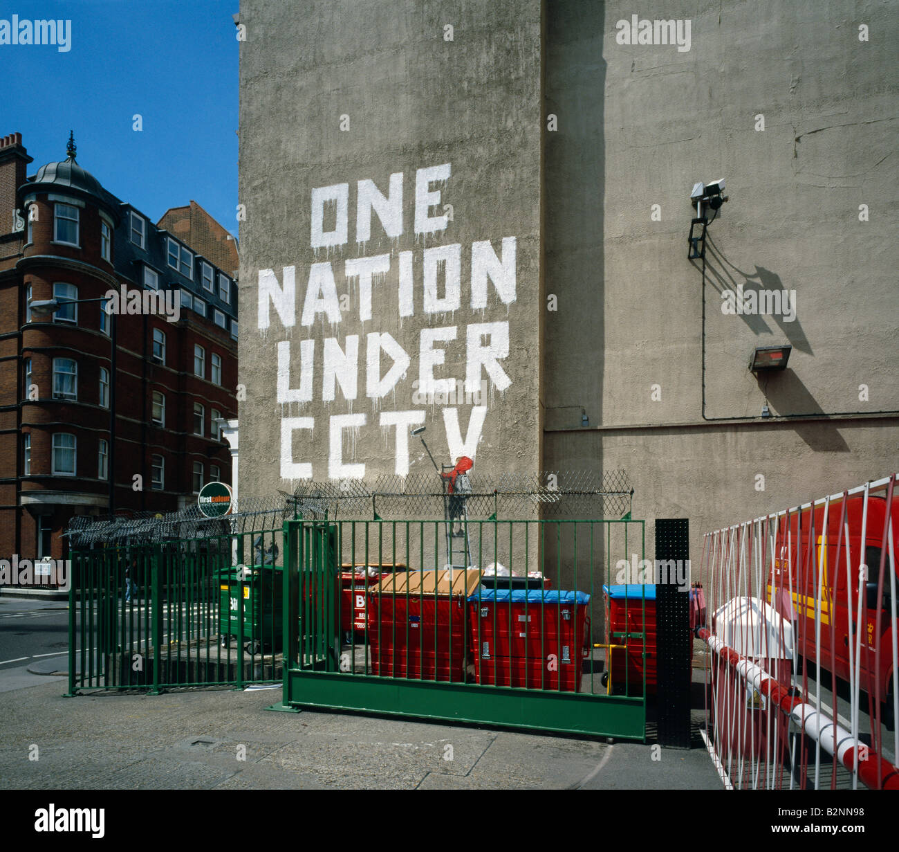 Artiste graffiti politique guérilla par Banksy. Newman Street, Londres, Angleterre, Royaume-Uni. Banque D'Images