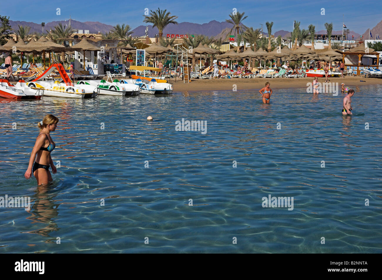 Plage Naama Bay et Sharm el Sheikh Sinai Egypte soleil Décembre Banque D'Images