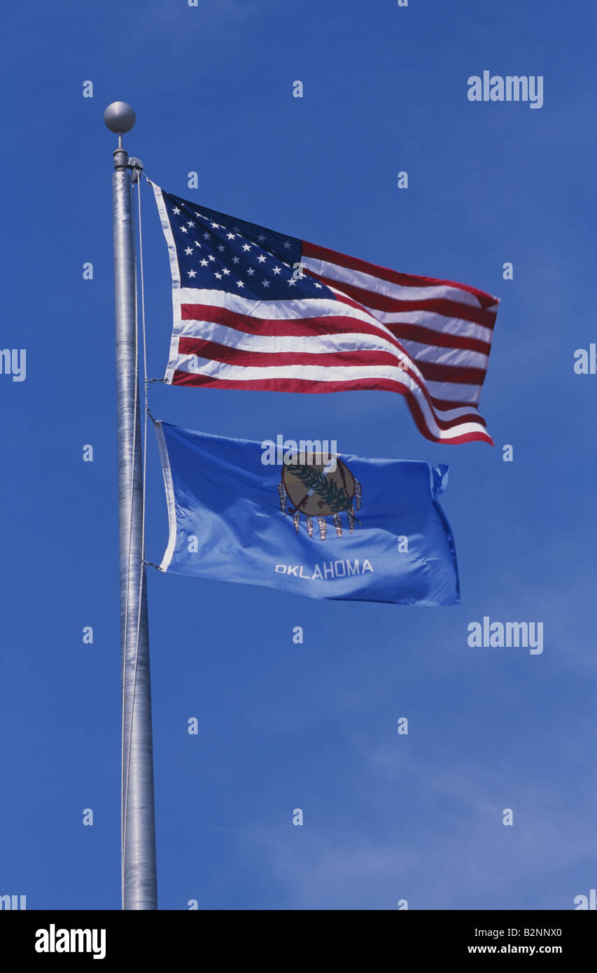 Drapeau DES États-unis D'AMÉRIQUE voler au-dessus de l'OKLAHOMA STATE FLAG Banque D'Images