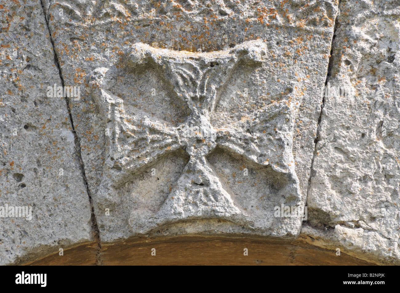 Détail de croix sculptée au-dessus de l'entrée du passage de Basilique wisigothe de San Juan Bautista l'église la plus ancienne en Espagne Banque D'Images