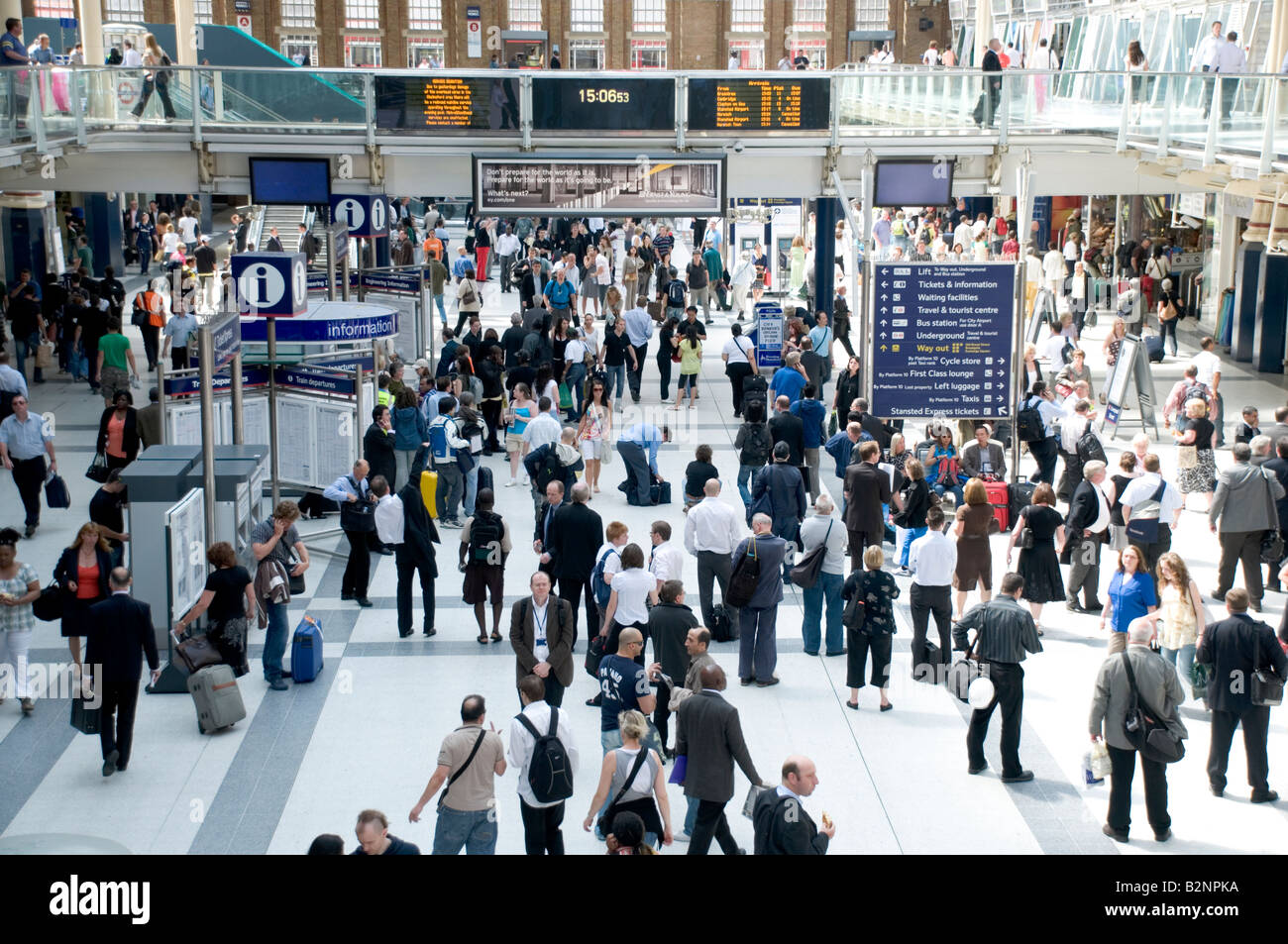 Les voyageurs à la gare de Liverpool Street, Londres Banque D'Images