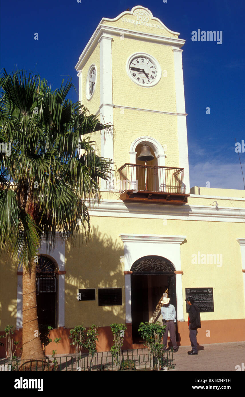 Deux hommes à l'extérieur du chat mexicain Hall municipal de San José del Cabo, Baja California Sur le Mexique Banque D'Images