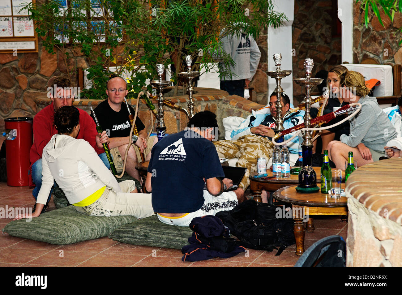 En relaxant groupe bar avec les tuyaux d'eau chicha traditionnelle Charm el-Cheikh Sinaï Égypte Banque D'Images