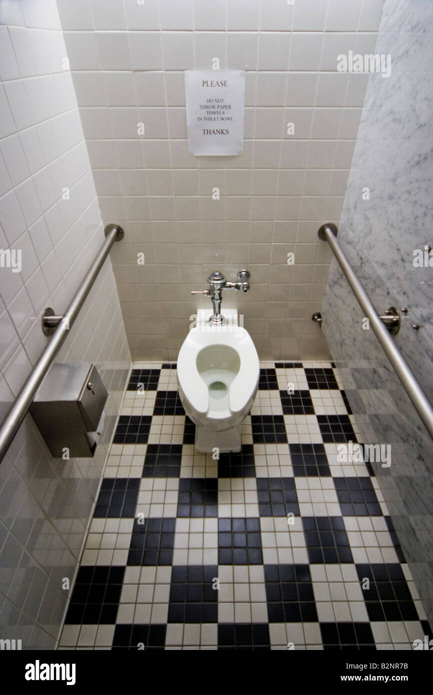 Où Sont Les Toilettes En Espagnol Ne faites pas de papier dans le panneau des toilettes dans une toilette  espagnole Photo Stock - Alamy