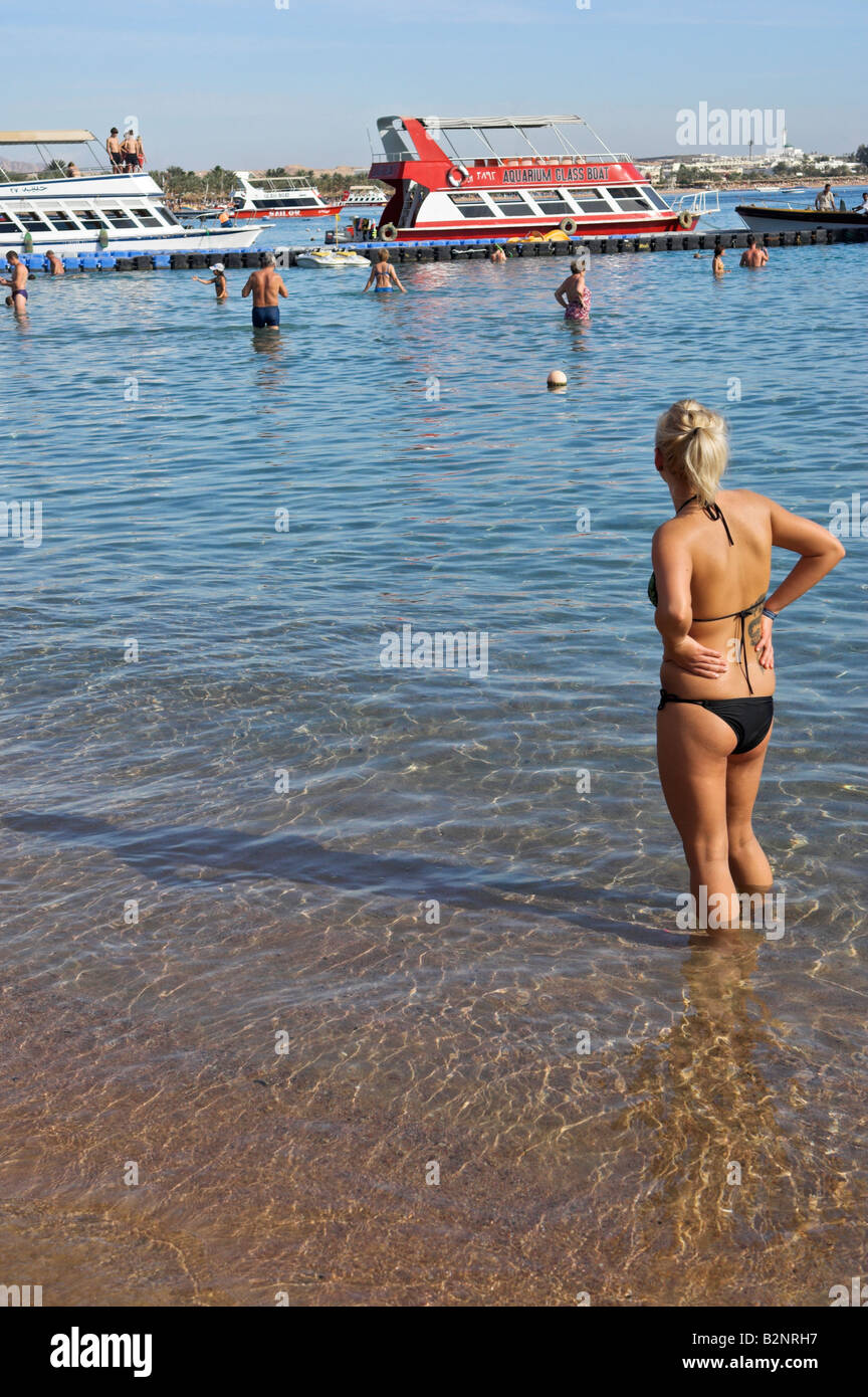 Des personnes à l'eau Naama Bay Sharm el Sheikh Sinai Egypte soleil Décembre Banque D'Images