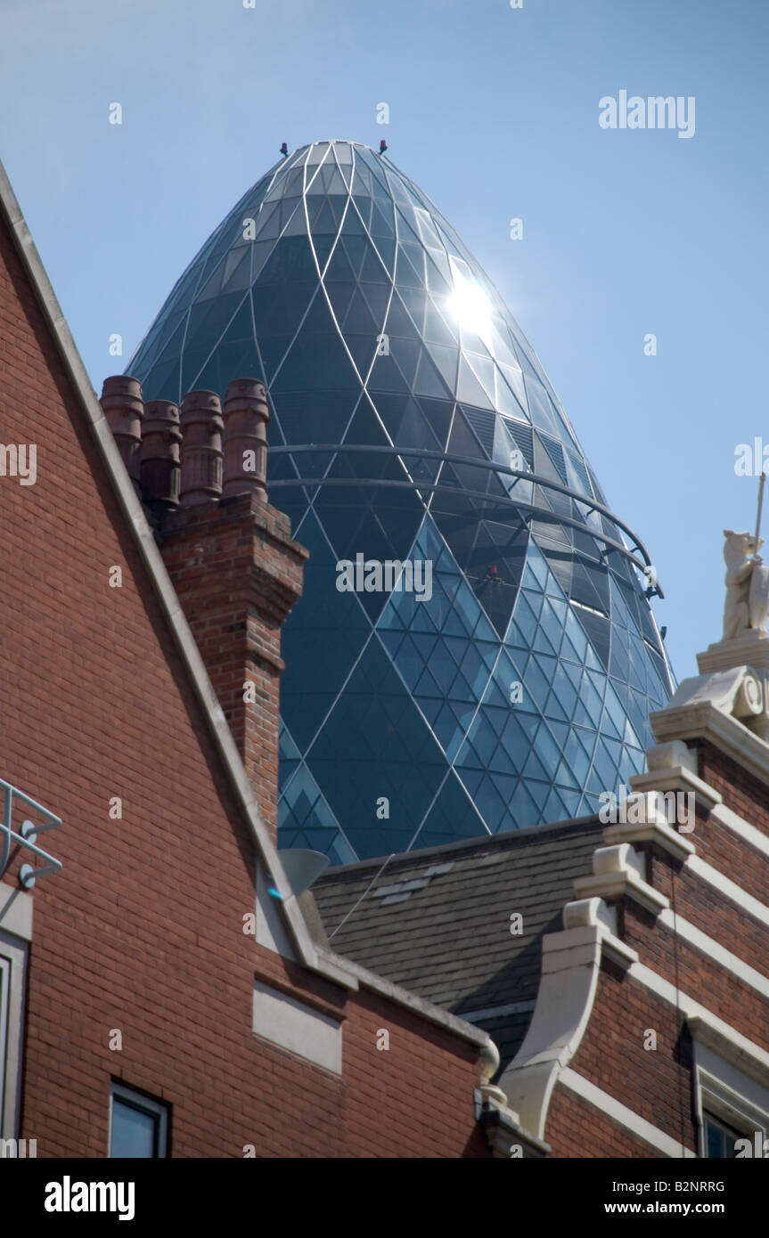 Le bâtiment connu sous le nom de Swiss Re le Gherkin par Norman Foster et Partners London UK Banque D'Images