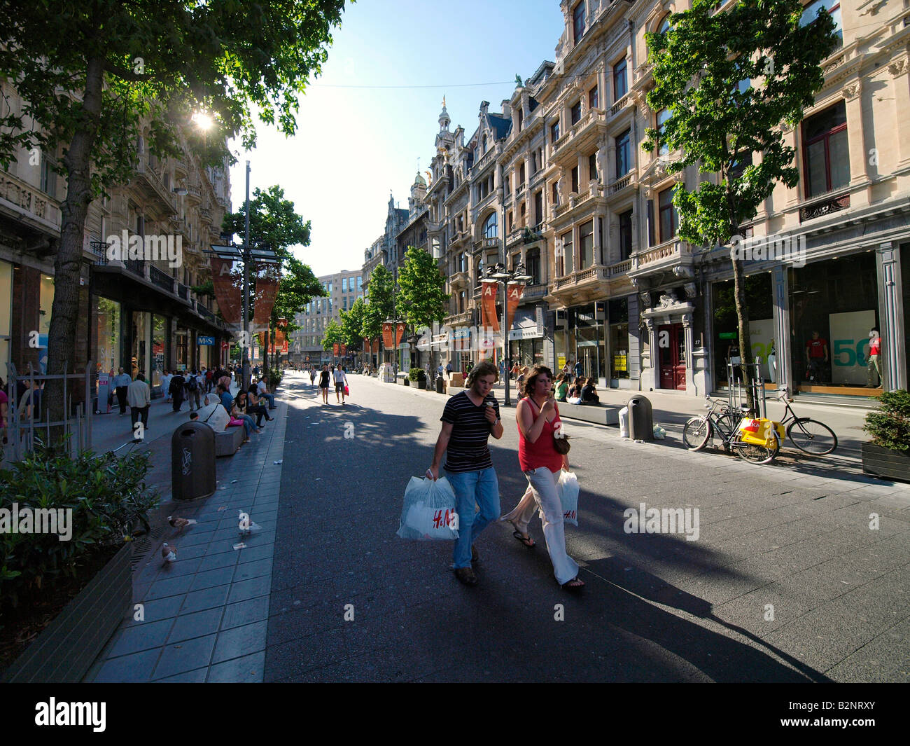 La belle rue commerçante Meir dans le centre-ville historique d'Anvers Flandre Belgique la fin de l'après-midi du soleil Banque D'Images