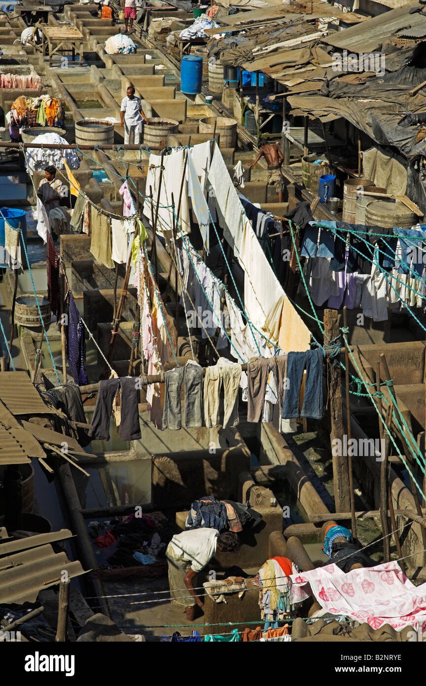 Laver les vêtements au Dhobi Ghat blanchisserie commerciale à Mumbai Inde Banque D'Images