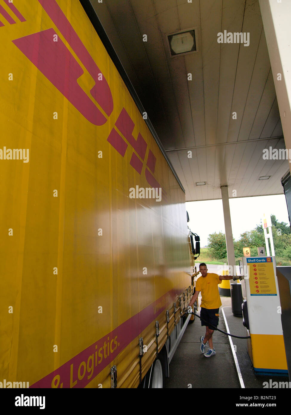 Le service de messagerie DHL de remplir son camion avec du carburant diesel Banque D'Images