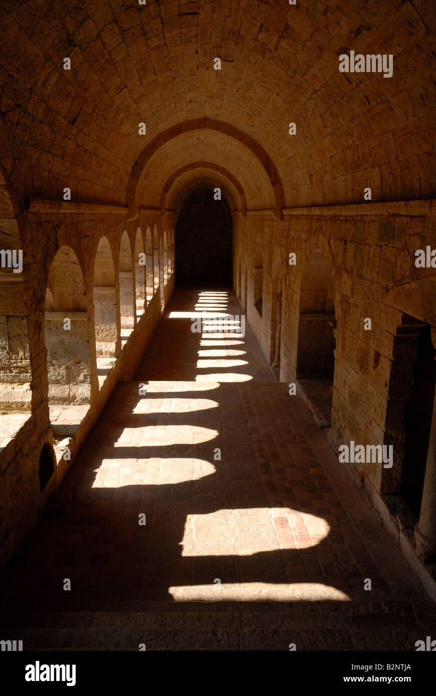 Cloître cistercien médiéval Le Thoronet dans southren France Banque D'Images