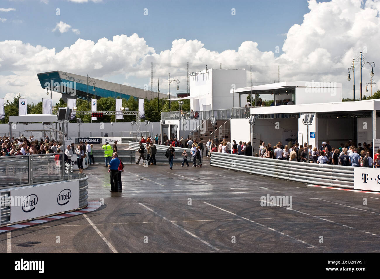 La BMW Sauber F1 Pit Lane Park au centre Trafford, Manchester. Banque D'Images