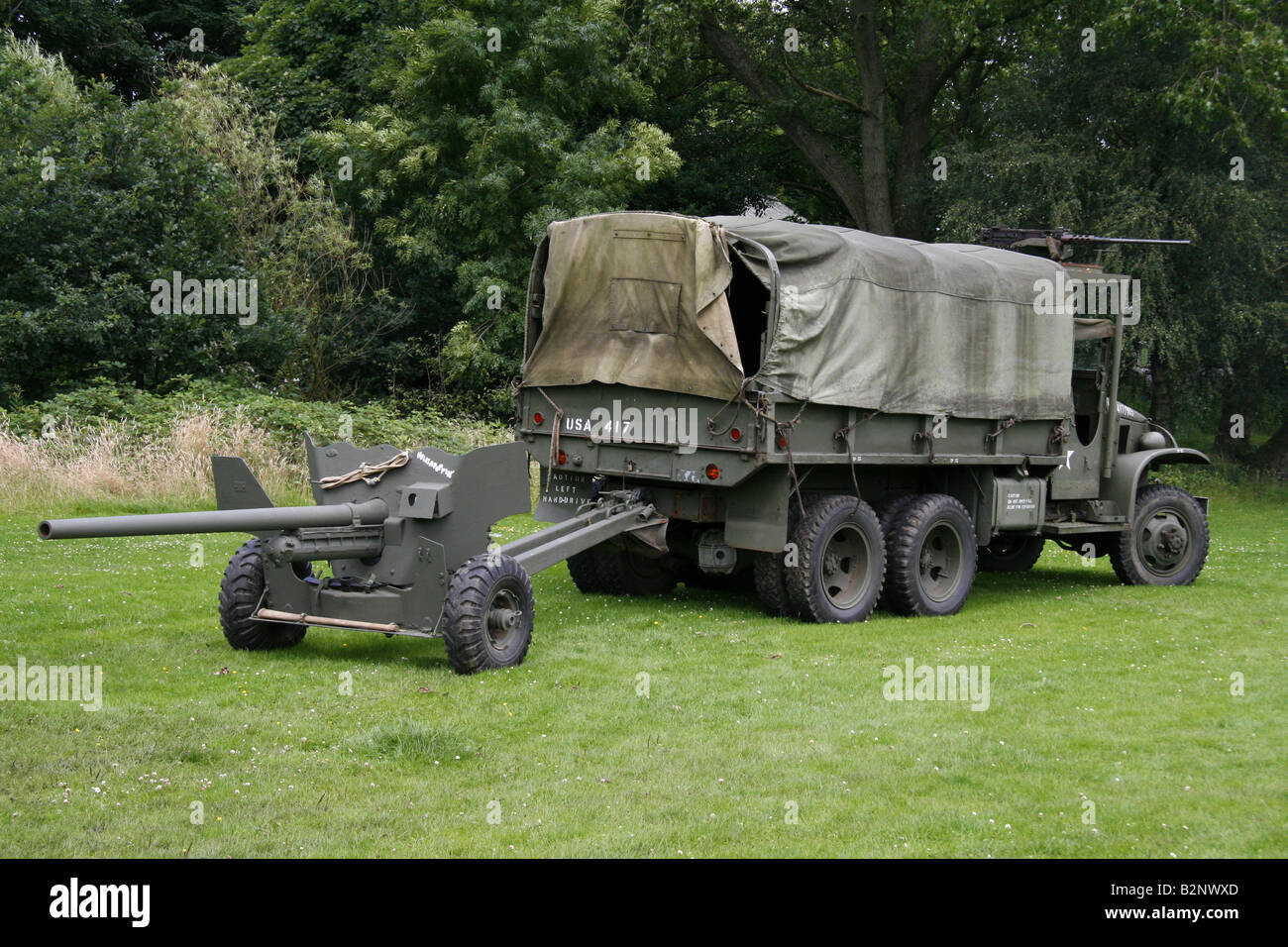 La Seconde Guerre mondiale, 2 camion de l'armée avec des armes à feu sur le terrain à l'arrière, à un spectacle dans le Lancashire. Banque D'Images