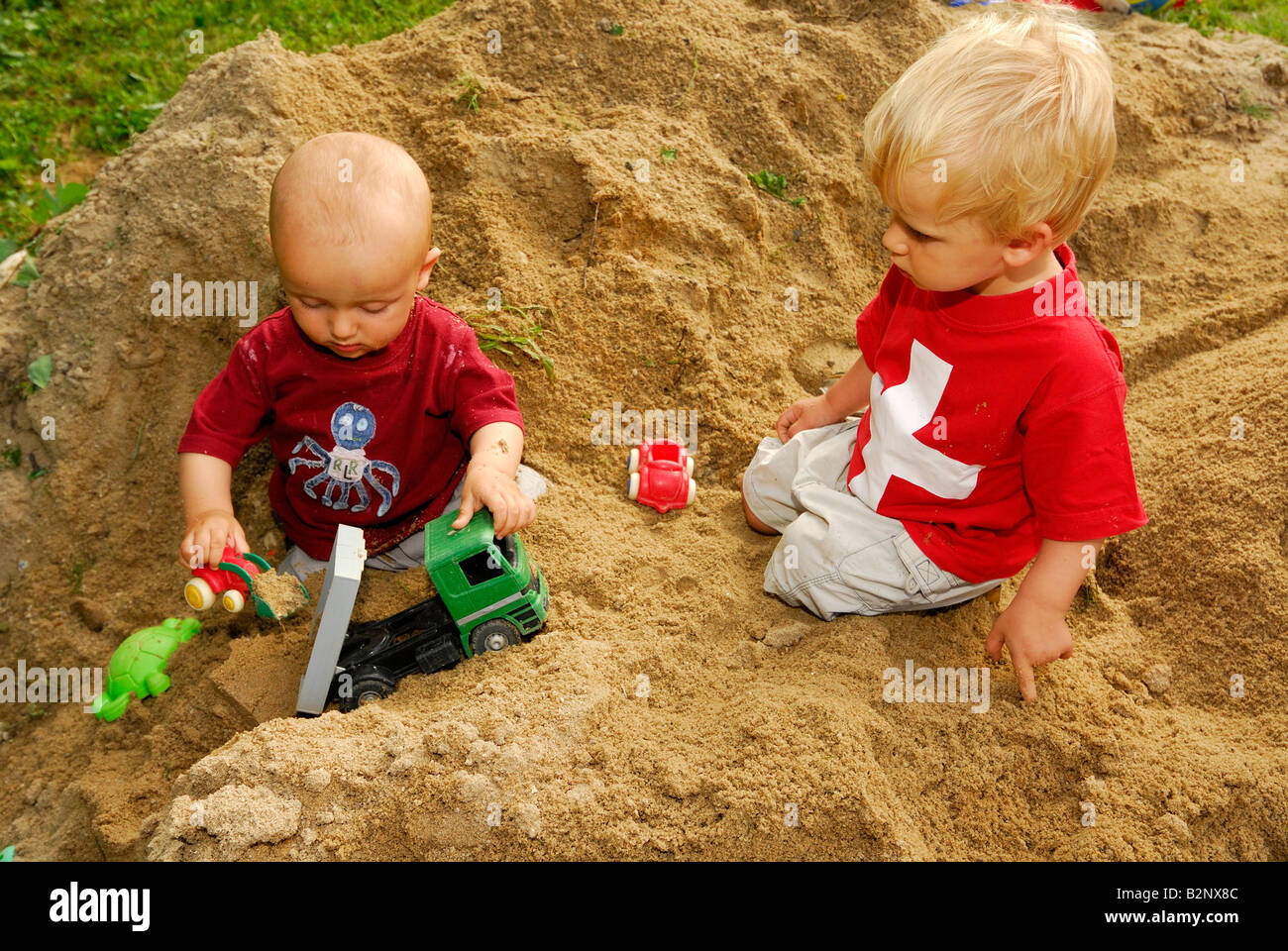 Bebe Garcon Blond En Jouant A Sable Jouets Jeux Pour Enfants 1 2 3 Ans Photo Stock Alamy