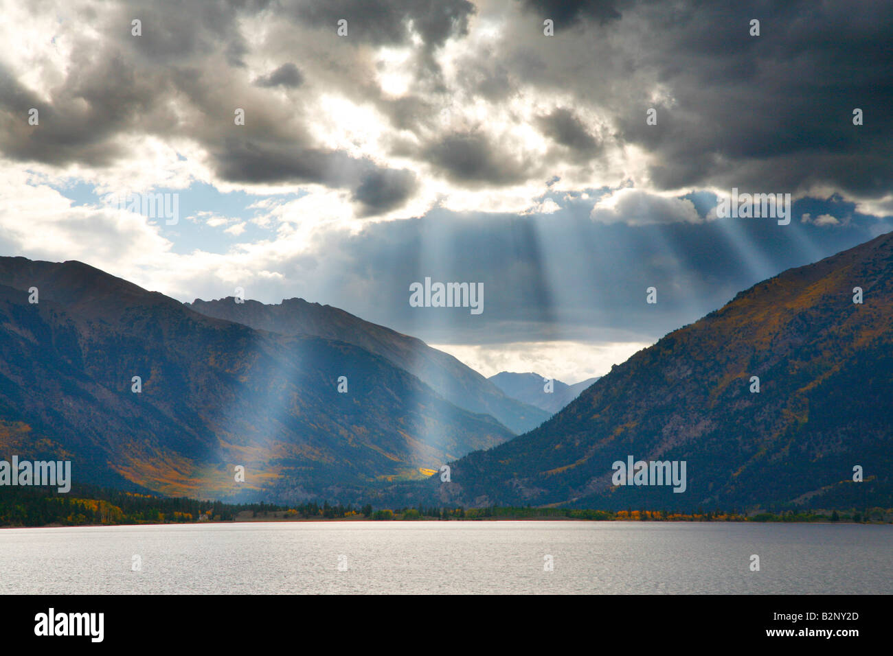 Rayons crépusculaires (Dieu Soleil) plus de Twin Lake, San Isabel National Forest, Colorado Banque D'Images