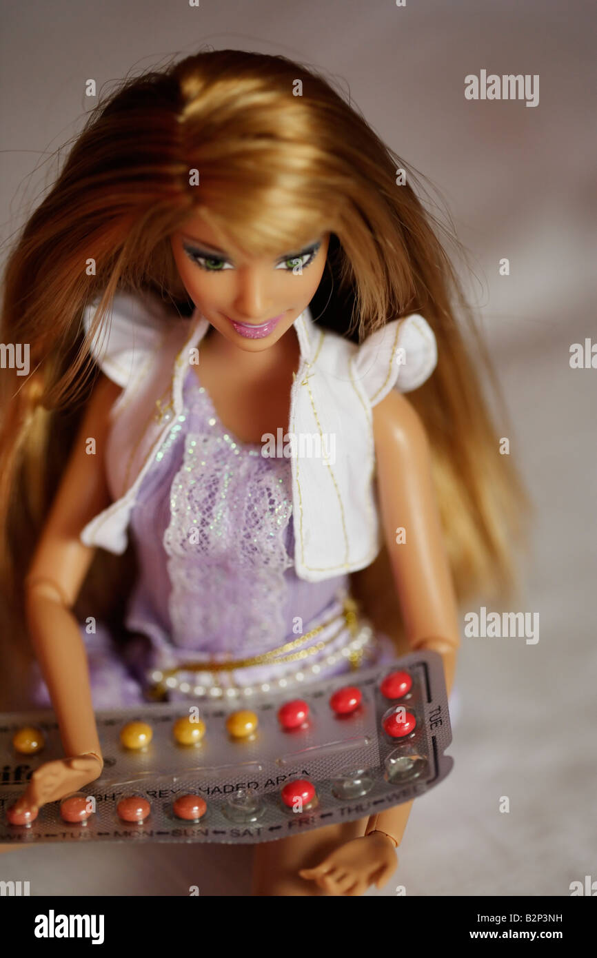 Poupée Barbie de série. Barbie prend la pilule contraceptive. Et rate un jour Banque D'Images